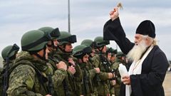 Un sacerdote roc�a con agua bendita a reservistas rusos en Rostov, antes de partir al frente ucraniano