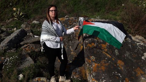 <span lang= gl >A escritora Patricia Torrado cun exemplar do libro,�no que se solidariza coa causa palestina</span>