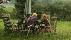 Boris Johnson y su novia, Carrie Symonds, en una id�lica imagen difundida por la prensa brit�nica