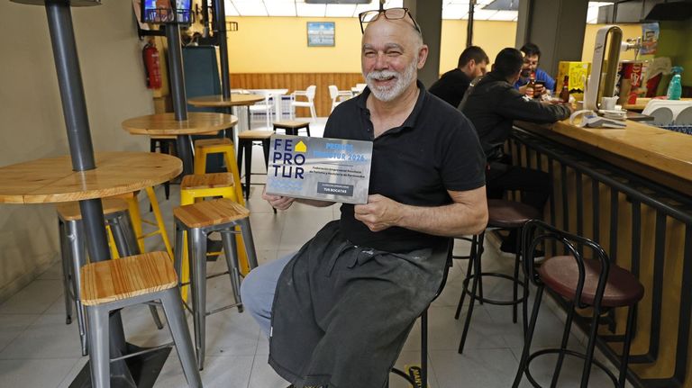 Jos&eacute; Manuel Dom&iacute;nguez Garc&iacute;a, el actual gerente de la bocater&iacute;a Tus de Vigo que lleva con sus hermanos, en el local que acaba de cumplir 40 a&ntilde;os. Jos&eacute; Manuel sostiene en sus manos el premio que ha recibido este empresa familiar por su trayectoria. 