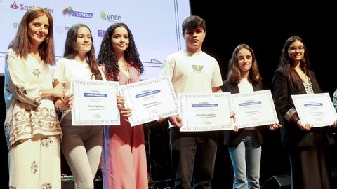 Premios Prensa-Escuela: Marta Varela, directora de Márketing y Ventas de Corporación Voz de Galicia entregó los premios a Chloe Justo y Diana Veiga (abril), Aarón Blanco (diciembre), Martina Devesa (noviembre) y Yaiza Valiña (mayo)