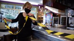 Sandra puede retirar ya la cinta que se�alaba que la barra de su local no se pod�a utilizar