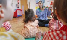 Los ni�os prestan atenci�n a la profesora en una de las aulas de la escuela infantil. 