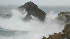 El paso de la borrasca Ingrid por Asturias deja olas de hasta 10 metros