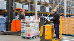 Los 50 puestos de trabajo, con incorporaci�n inmediata, son para la planta log�stica de la compa��a en Sig�eiro (en la foto)