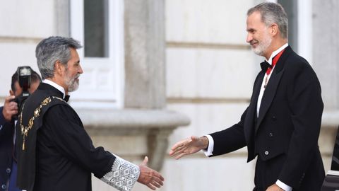 El presidente del Tribunal Supremo y del Consejo General del Poder Judicial, Carlos Lesmes, saludando este martes a Felipe VI antes de la ceremonia de apertura del a�o judicial