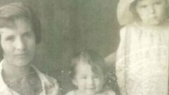 Una foto de Anuncia Rodr�guez Maceda con sus hijas Aurelia e In�s tomada en Cuba hacia 1928