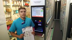 Adri�n Ferr�n est� deseando acabar con el sistema de registro de f�rmacos mediante el recorte de cupones, para poder automatizar todo el procedimiento con el robot de dispensaci�n de f�rmacos que tienen en su botica de Queiruga