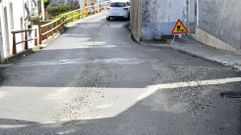 Grava suelta tras las obras de aglomerado realizadas en marzo en la calle Real Baixa.