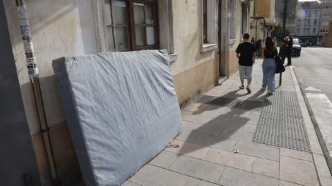 Las personas que pernoctaban lograron sacar un colch�n y sacos de dormir