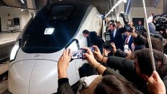 El tren AVE de la serie 106, modelo conocido como Avril, tras llegar el viernes con el ministro de Transportes a la estaci�n de Vigo. En la imagen, Besteiro besa el tren