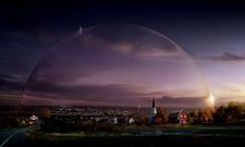 La peque�a ciudad de Chester?s Mill se ver� sumida en el caos cuando quede rodeada por una c�pula. 