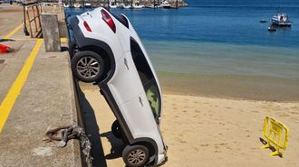 El coche caído en la playa de Pescadoira, en Bueu