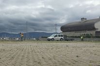 Los obreros est�n cambiando las losetas y adoquines por un pavimento de hormig�n m�s resistente. 