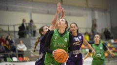 Faussurier tratando de lanzar a canasta en el partido ante el TGN