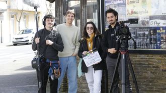 Alejandro G�ndara y Ariadna Silva, en el centro de la imagen, junto a su equipo durante el rodaje del documental.
