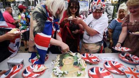 Admiradores de Diana cortan un pastel con el rostro de la princesa a las puertas del palacio de Kensington, su residencia oficial