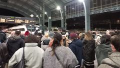 Pasajeros esperando a que salgan sus trenes en la estaci�n de San Crist�bal