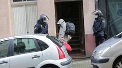 La Polic�a procede al desalojo de los okupas de un edificio de la Falperra