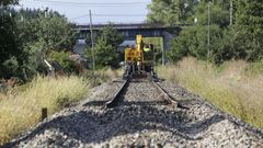 Imagen de archivo de la retirada de la vieja v�a del tren en A Pobra de San Xiao tras la apertura de la variante de la futura l�nea del AVE entre Ourense, Monforte y Lugo 