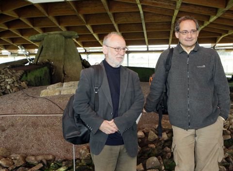 El arquelogo britnico Chris Scarre acompaado por Felipe Criado. 