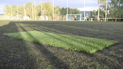 Uno de los parches instalados en el terreno de juego del Galicia de Caranza, cuya garant�a se encuentra expirada.