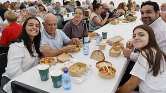 La degustaci�n de este domingo de marmitako y filloa de Muimenta rellena de bonito fue un aut�ntico �xito de p�blico y se vendieron todas las raciones que prepar� la organizaci�n