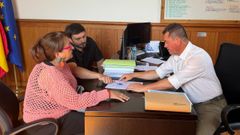 El alcalde y la familia Vald�s, en la firma de los documentos