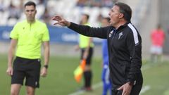 Crist�bal da indicaciones a los suyos durante el duelo entre el Racing y el Talavera.