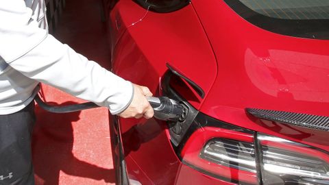 Recarga de un veh�culo el�ctrico en un domicilio particular de Pontevedra
