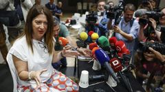 La exmilitante socialista Leire D�ez en una imagen de archivo donde atiende  a los medios de comunicaci�n tras darse de baja del PSOE.