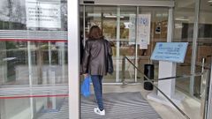 Una usuaria accede al centro de salud Virxe Peregrina, en Pontevedra