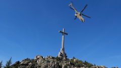 El helicptero Super Puma del Ejrcito del Aire con los restos del dictador despega del Valle de los Cados el pasado 24 de octubre