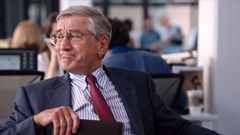 Robert de Niro en un fotograma de la pel�cula �El becario�