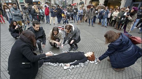 Nin unha mais. Performance de Ana Gesto en la Praza da Peregrina contra la violencia de g�nero