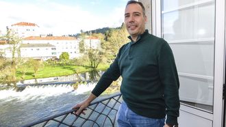 El alcalde de Caldas, Jacobo P�rez, en su despacho del Concello con vistas al r�o Umia.