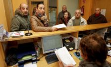 Entrega de firmas, ayer por la ma�ana, por parte de vecinos de Entrecruces, en el Concello. 