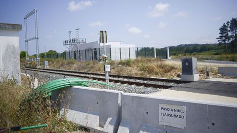 El paso a nivel, ahora clausurado, con un ramo de flores colocado en una de las seales