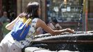 Turistas refrescándose del calor en Santiago.