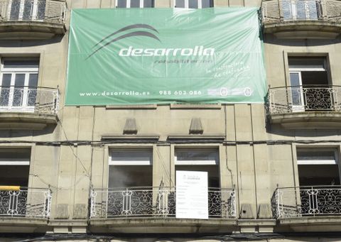 <span lang= es-es >Calle del Paseo</span>. A la izquierda, el edificio que se emplaza en las inmediaciones de la calle Cruz Vermella y que cuenta con pisos de cerca de 200 metros cuadrados. A la derecha, el inmueble que da la bienvenida a los paseantes desde el parque de San L�zaro. De ambos cuelgan carteles de �se vende�.