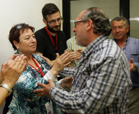 Olaia Fern�ndez aplaude la intervenci�n de Seraf�n Otero, que agradeci� el trabajo del partido . 