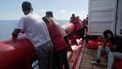 Inmigrantes a bordo del Ocean Viking, que finalmente fueron desembarcados en el puerto francs de Toln