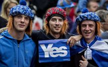 Tres j�venes independentistas escoceses participan en Sterling en un acto a favor del s�. 