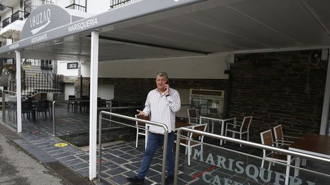 Suso Louzao en una de las terrazas de su restaurante de Area, que desde este lunes a mediodía ofrece más terrazas y jardines, además de comida para llevar