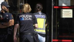 Agentes policiales en el ayuntamiento de Torrelodones