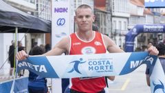Anxo Lado, tras cruzar una meta en el Correndo pola Costa da Morte