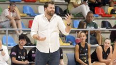 David Bern�rdez, adestrador do Mariscos Ant�n Cortegada, durante o partido de rodaxe fronte ao Maristas Coru�a de Liga Challenge.