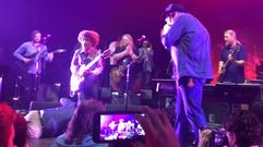 As� fue el momento en el que Bruce Hampton se desplom� en el escenario