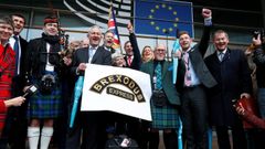 La delegaci�n europea del Partido del Brexit sali� este viernes por �ltima vez de la Euroc�mara enarbolando la Union Jack  y al son de una gaita escocesa