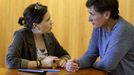 La consejera de Hacienda, Dolores Carcedo (i), y el diputado de Podemos, Enrique L�pez (d), conversan durante el pleno de la Junta General del Principado. 